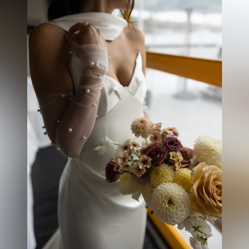 Flora Bride Valentina elegant sheet gloves / sleeves with pearls